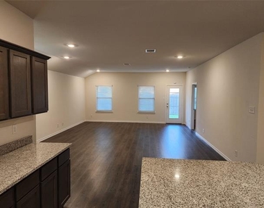 100 Stovall Lane - Photo Thumbnail 4