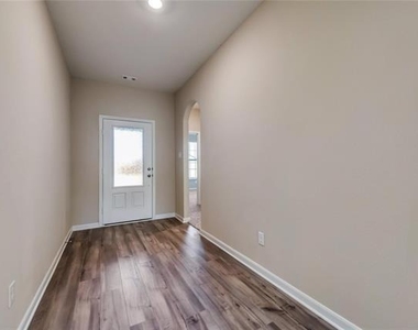 204 Lake Ridge Drive - Photo Thumbnail 2