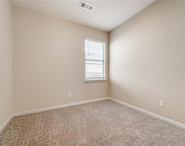 204 Lake Ridge Drive - Photo Thumbnail 15