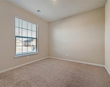 204 Lake Ridge Drive - Photo Thumbnail 10