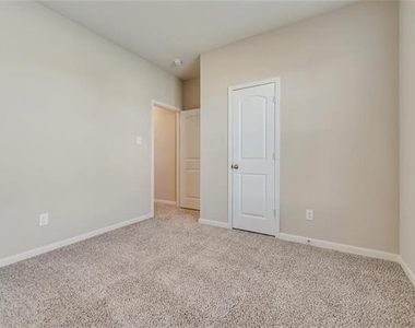 204 Lake Ridge Drive - Photo Thumbnail 11