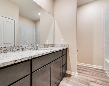 204 Lake Ridge Drive - Photo Thumbnail 12