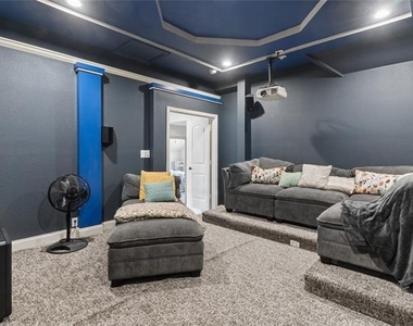 8212 Oakwood - Photo Thumbnail 27