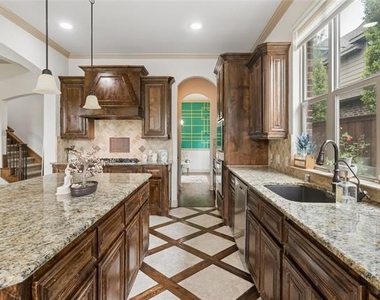 8212 Oakwood - Photo Thumbnail 11