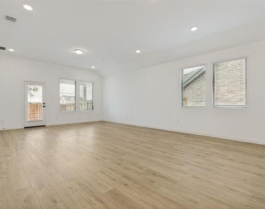 4303 Crossvine Lane - Photo Thumbnail 3