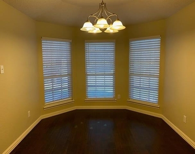 9909 Carter Drive - Photo Thumbnail 5