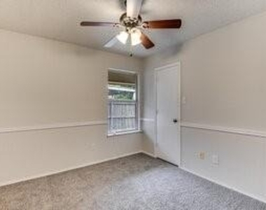 625 Hollyberry Drive - Photo Thumbnail 13