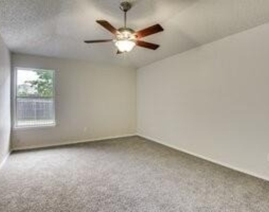 625 Hollyberry Drive - Photo Thumbnail 18
