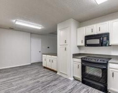 625 Hollyberry Drive - Photo Thumbnail 11