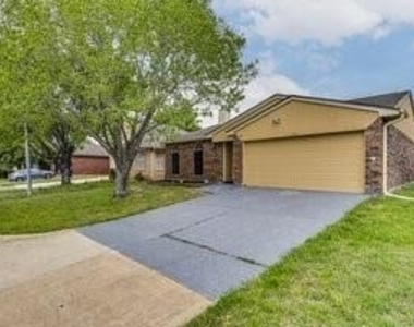 625 Hollyberry Drive - Photo Thumbnail 3