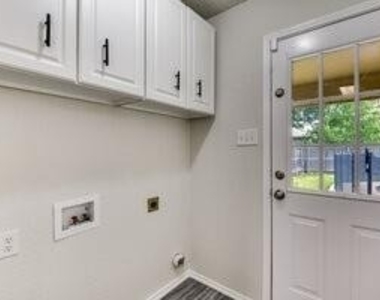 625 Hollyberry Drive - Photo Thumbnail 12
