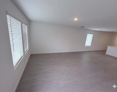 3133 Campeiro Avenue - Photo Thumbnail 16