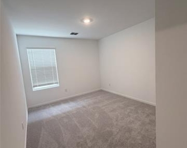 3133 Campeiro Avenue - Photo Thumbnail 10