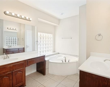 11800 Pondview Lane - Photo Thumbnail 31