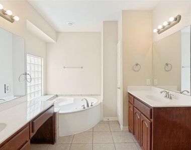11800 Pondview Lane - Photo Thumbnail 32