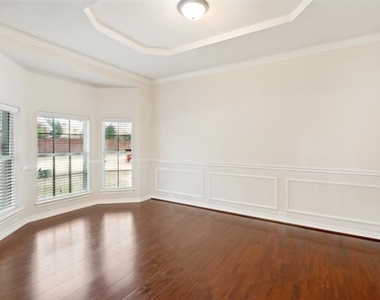 11800 Pondview Lane - Photo Thumbnail 5