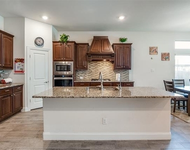 462 Steele Street - Photo Thumbnail 7
