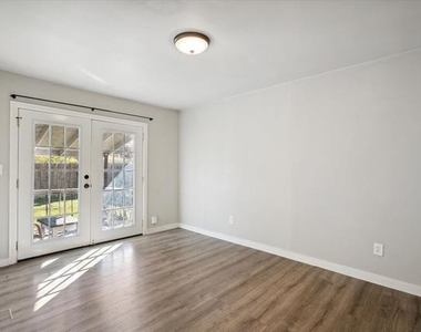 306 N Walnut Street - Photo Thumbnail 10