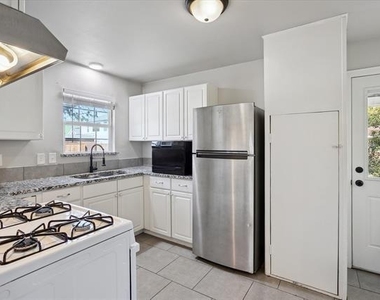 306 N Walnut Street - Photo Thumbnail 5