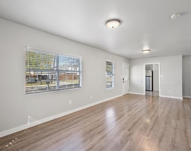 306 N Walnut Street - Photo Thumbnail 3