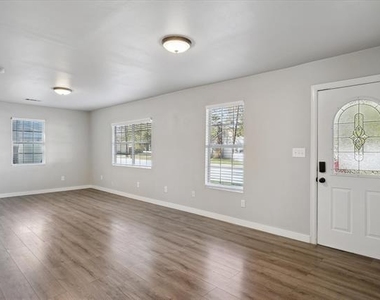 306 N Walnut Street - Photo Thumbnail 2