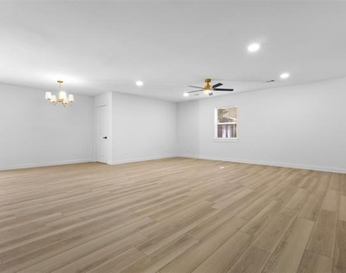 3022 Valwood Parkway - Photo Thumbnail 5