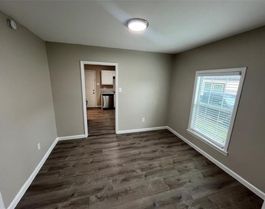 1227 S Montclair Avenue - Photo Thumbnail 4