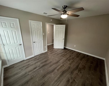 1227 S Montclair Avenue - Photo Thumbnail 12