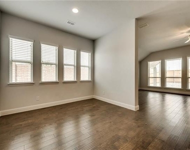 1601 Primrose Place - Photo Thumbnail 8