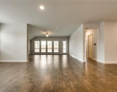 1601 Primrose Place - Photo Thumbnail 7