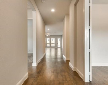 1601 Primrose Place - Photo Thumbnail 4
