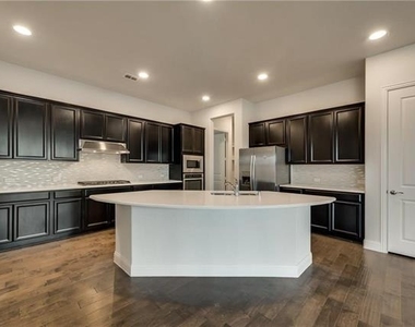 1601 Primrose Place - Photo Thumbnail 10
