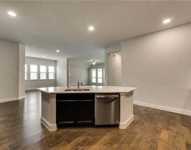 1601 Primrose Place - Photo Thumbnail 9