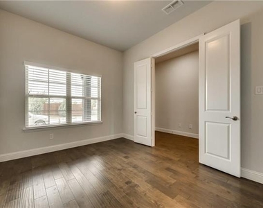 1601 Primrose Place - Photo Thumbnail 5