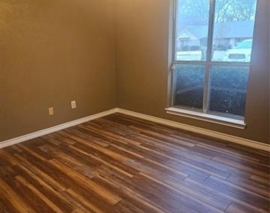 328 Jamie Way - Photo Thumbnail 11