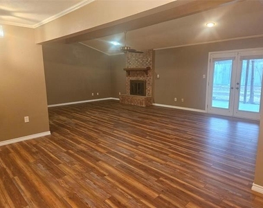 328 Jamie Way - Photo Thumbnail 2