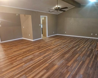 328 Jamie Way - Photo Thumbnail 3