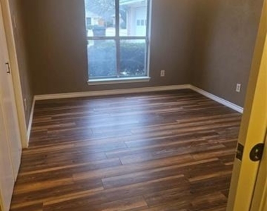 328 Jamie Way - Photo Thumbnail 12
