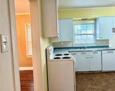889 Ross Avenue - Photo Thumbnail 8