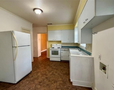 889 Ross Avenue - Photo Thumbnail 10