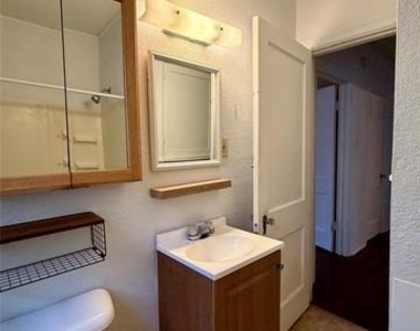 889 Ross Avenue - Photo Thumbnail 7