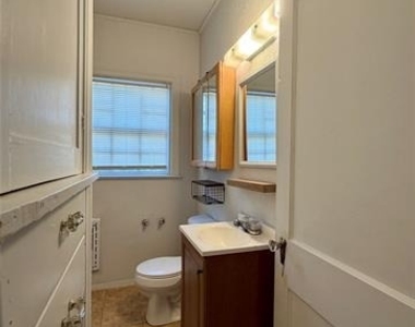 889 Ross Avenue - Photo Thumbnail 5