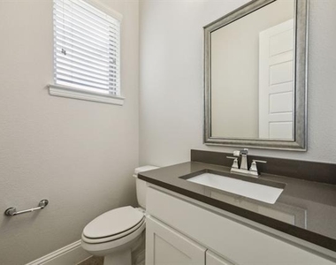 975 Stampede Drive - Photo Thumbnail 3
