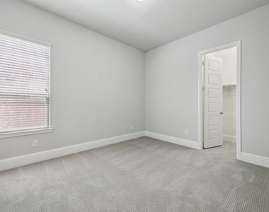 975 Stampede Drive - Photo Thumbnail 5