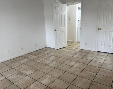 1820 E Morten Avenue - Photo Thumbnail 4
