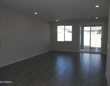 18156 W Daley Lane - Photo Thumbnail 11