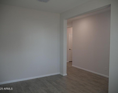 18156 W Daley Lane - Photo Thumbnail 7