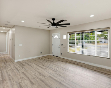 2022 N 40th Street - Photo Thumbnail 3