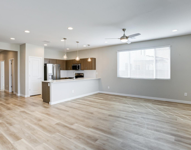 6326 S 47th Drive - Photo Thumbnail 2