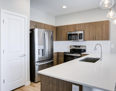 6326 S 47th Drive - Photo Thumbnail 3